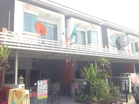 ขายบ้านทาวน์เฮ้าส์ หมมู่บ้านประภัสสรกรีนพาร์ค 6 ซอย 13  พานทอง ชลบุรี
